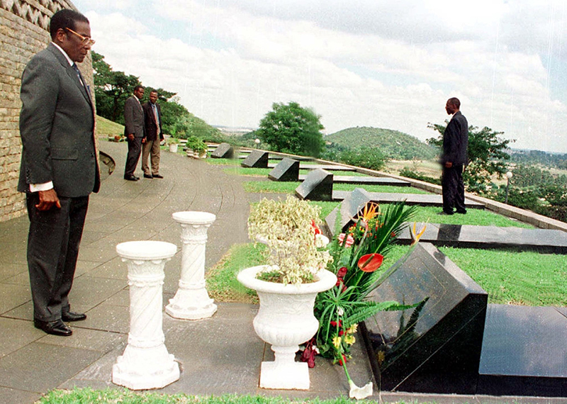 Mugabe: Từ anh hùng giải phóng cho đến sụp đổ không thể quay đầu Mugabe: Từ anh hùng giải phóng cho đến sụp đổ không thể quay đầu